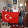 Başkan Selvitopu, esnafa ve vatandaşlara bayrak dağıttı