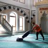 Karabağlar Belediyesi’nden camilere Ramazan temizliği