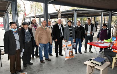 Karabağlar Belediyesi'nden üreticiye gübre desteği