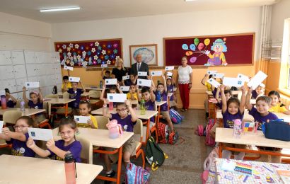 Karabağlar Belediyesi Eğitim Kart'la dar gelirli ailelere destek veriyor 