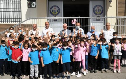 Karabağlar'da Eğitim Kart dağıtımları sürüyor