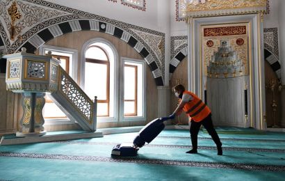 Karabağlar Belediyesi’nden camilere Ramazan temizliği