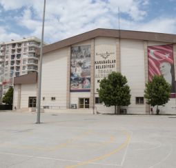 <strong>İhsan Alyanak Spor Salonu</strong><br>9151 sk. No:2 Vatan Mh. Tel: 4147752<br>Aerobik-Pilates- Basketbol- Voleybol-Jimnastik-Zumba -Karate- Boccia (Engelliler)